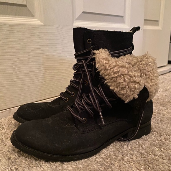combat boots with fur inside
